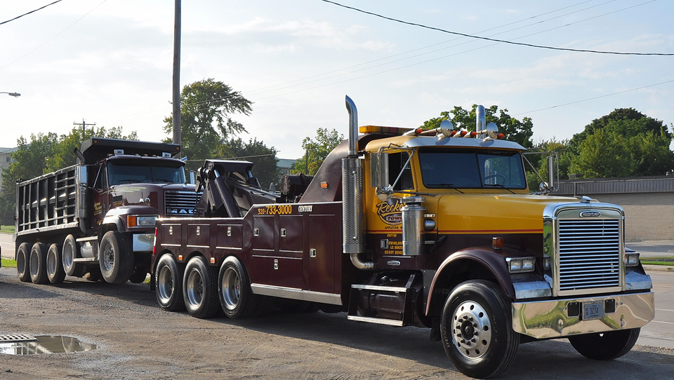Big Rig Towing by Local Towing Company Recker’s Towing 